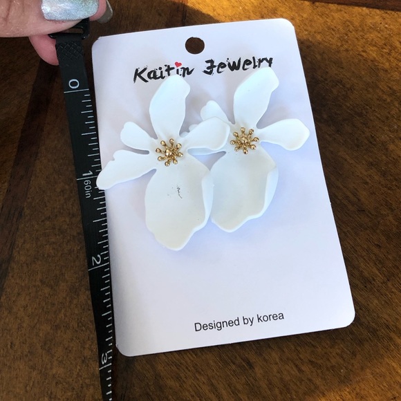 White Boho Daisy Petals Flower - Picture 3 of 4